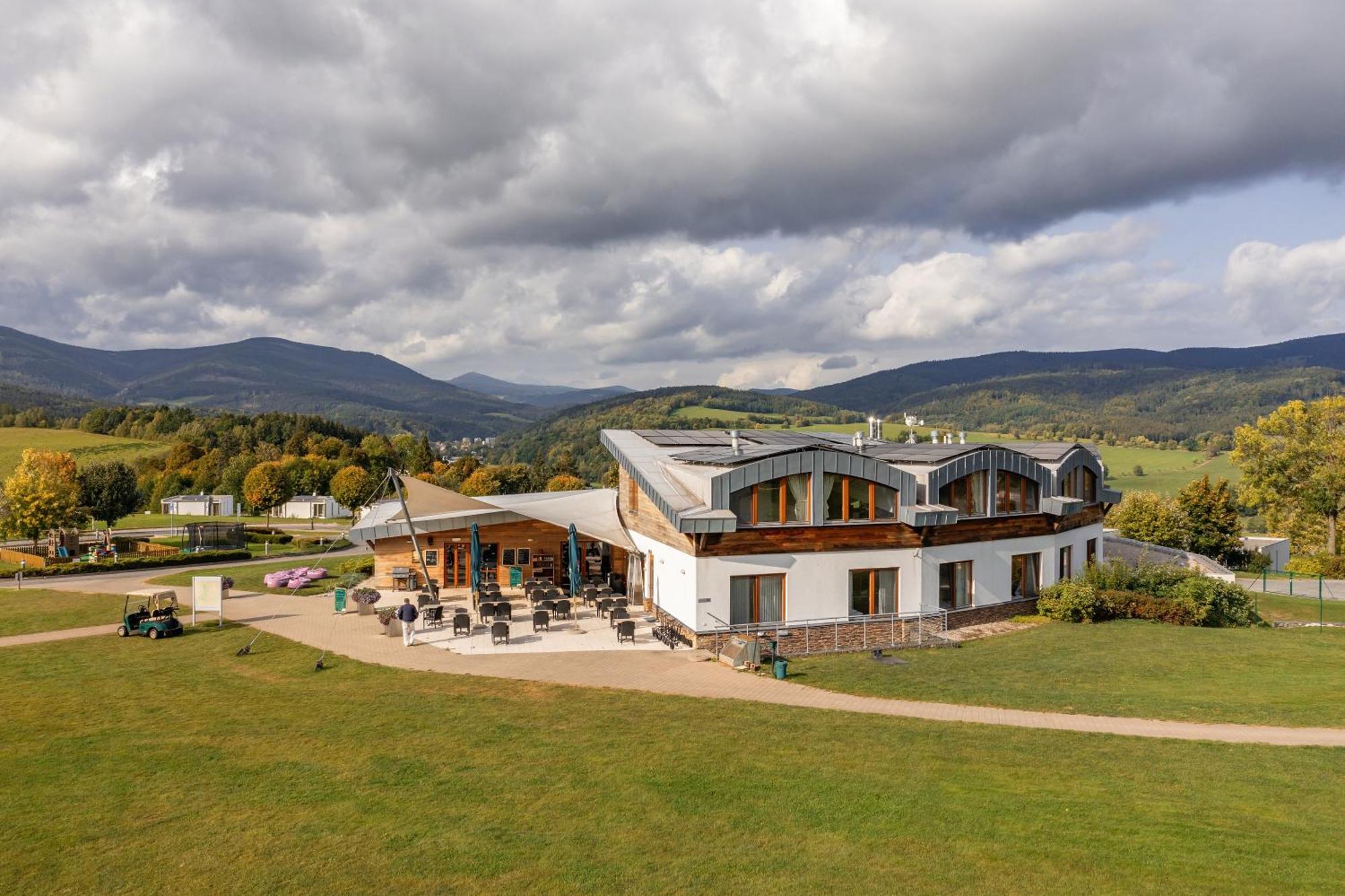 Grund Resort Golf And Ski Mlade Buky Ngoại thất bức ảnh